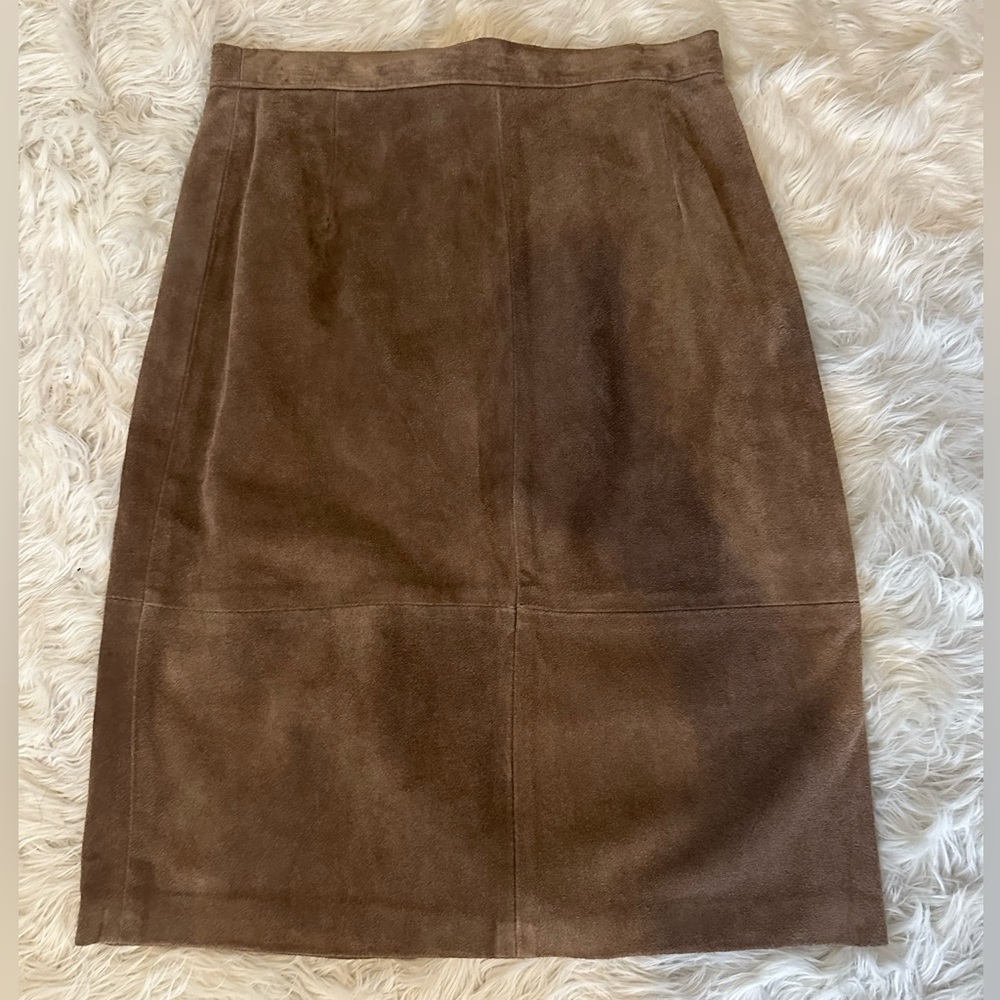 Beautiful 100% suede vintage skirt size 11/12 (fits like medium)